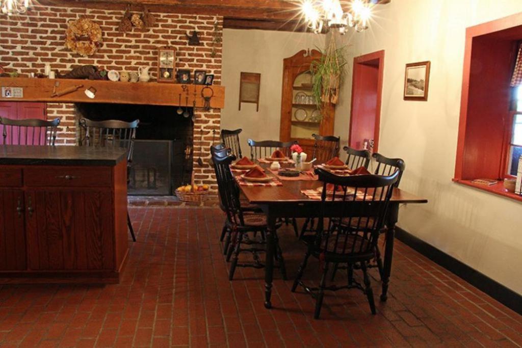 Brownstone Colonial Inn Reinholds Экстерьер фото