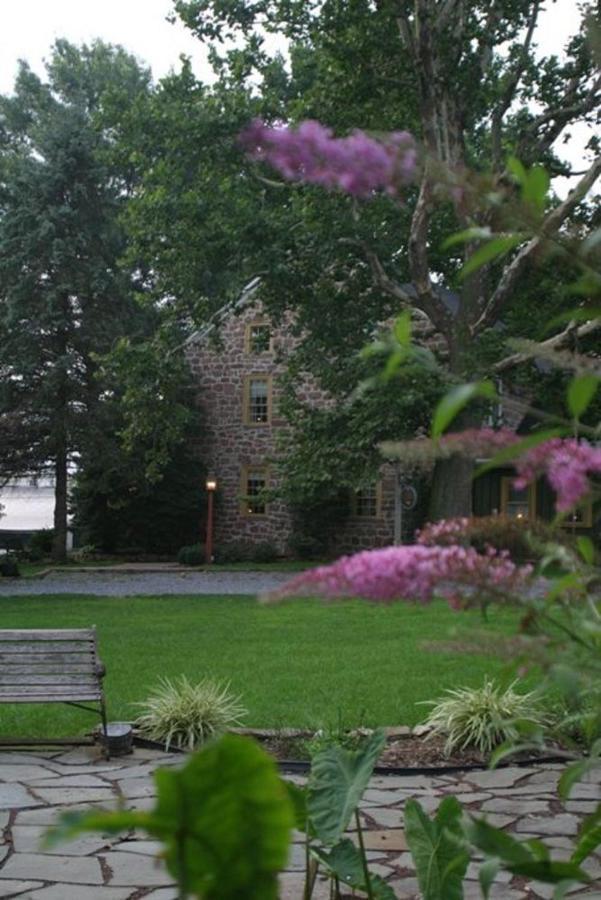 Brownstone Colonial Inn Reinholds Экстерьер фото