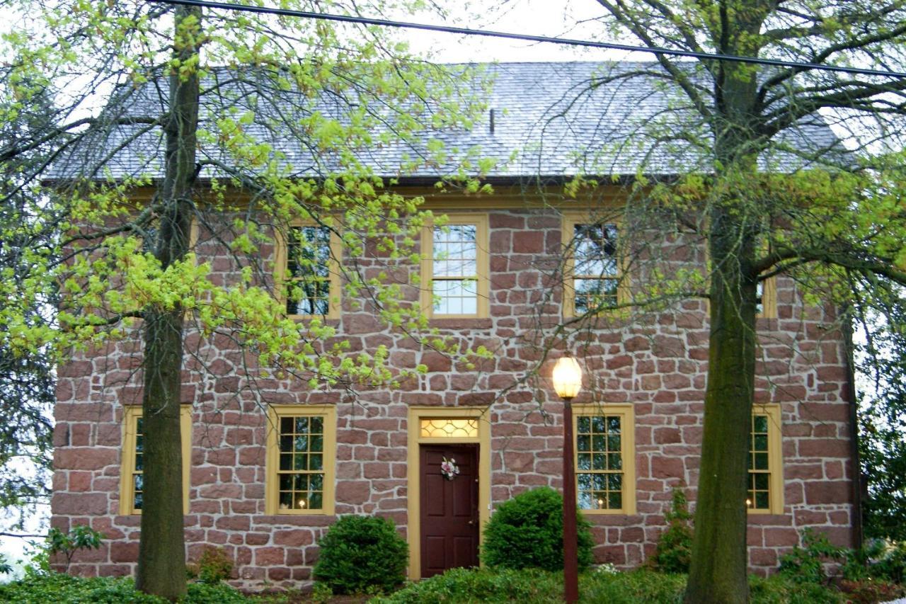 Brownstone Colonial Inn Reinholds Экстерьер фото