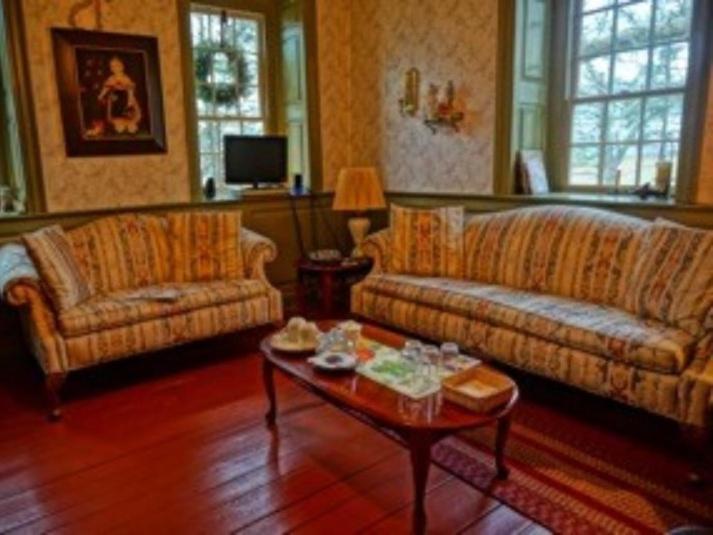 Brownstone Colonial Inn Reinholds Экстерьер фото