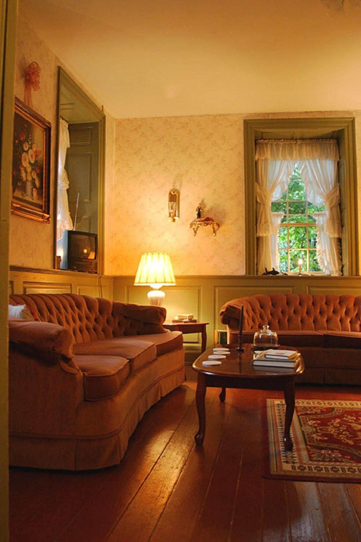 Brownstone Colonial Inn Reinholds Экстерьер фото