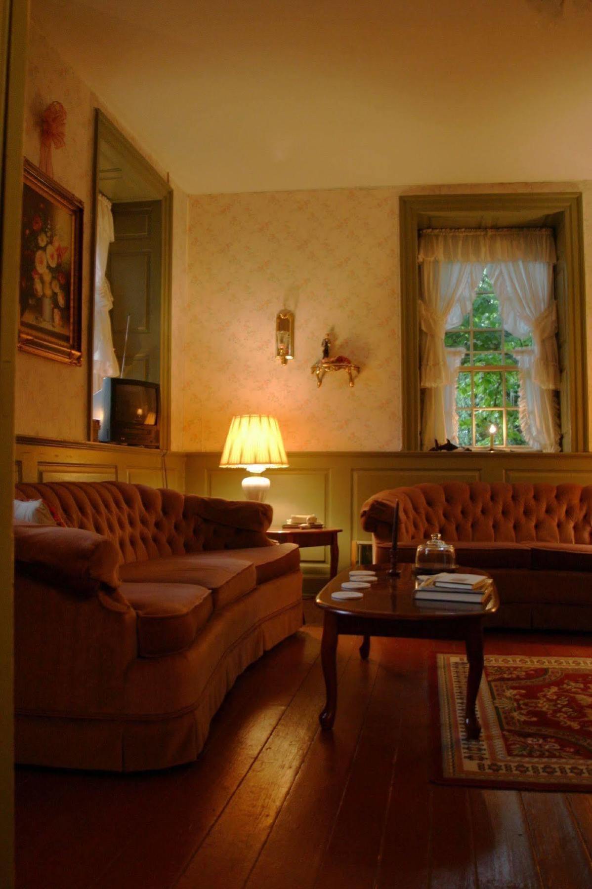 Brownstone Colonial Inn Reinholds Экстерьер фото