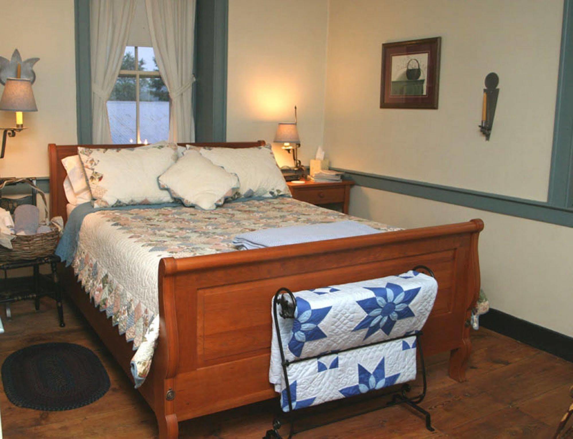 Brownstone Colonial Inn Reinholds Номер фото