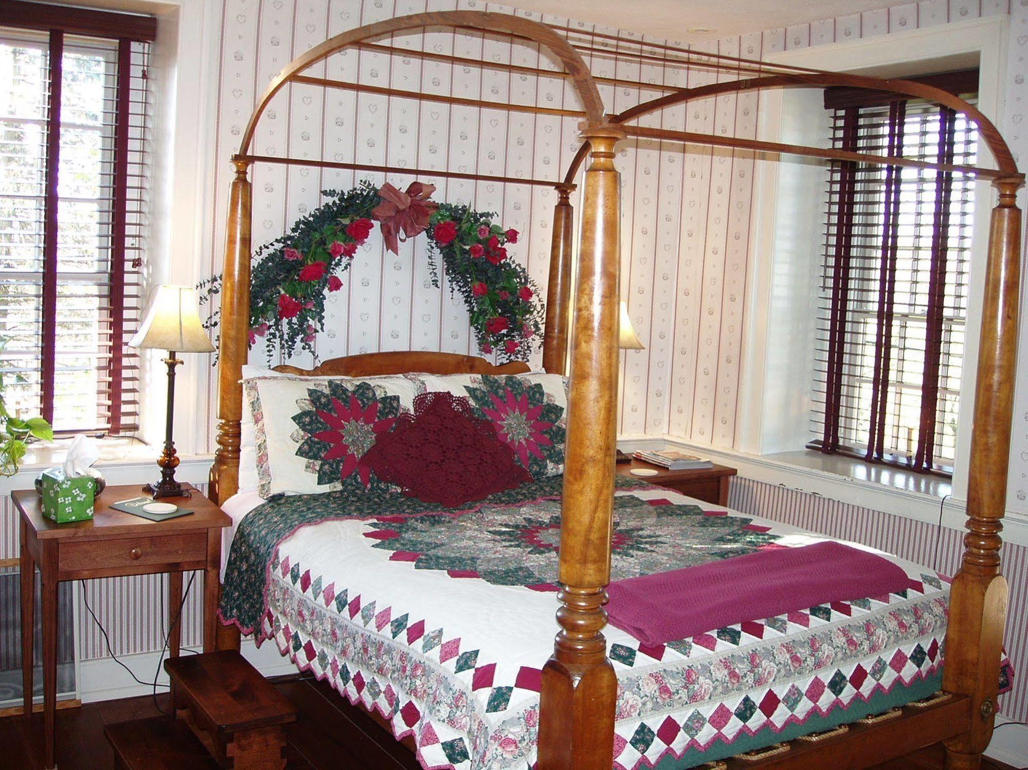 Brownstone Colonial Inn Reinholds Экстерьер фото
