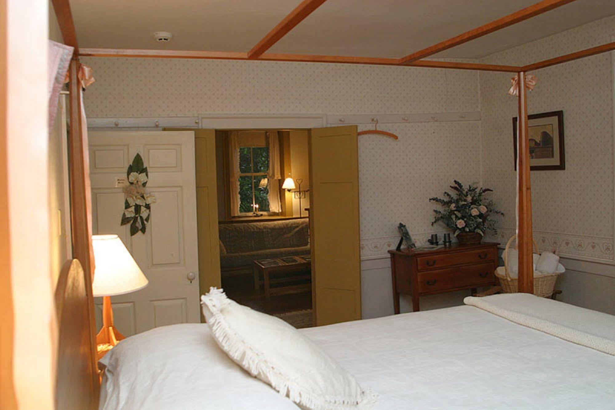Brownstone Colonial Inn Reinholds Номер фото